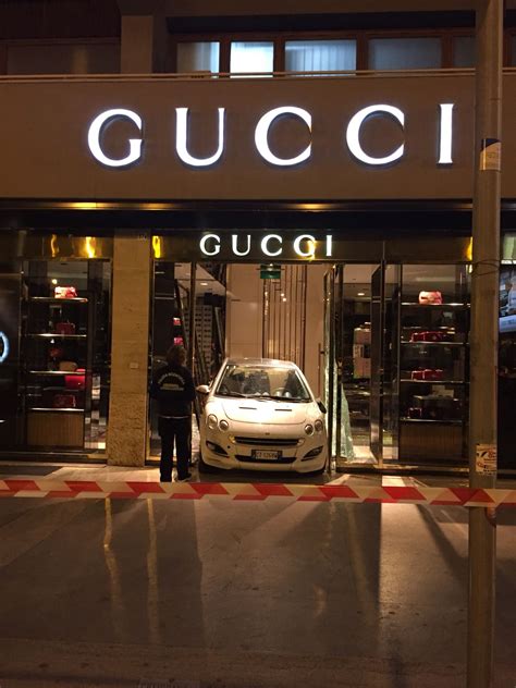 sfondata vetrina gucci|Vetrina di Gucci sfondata .